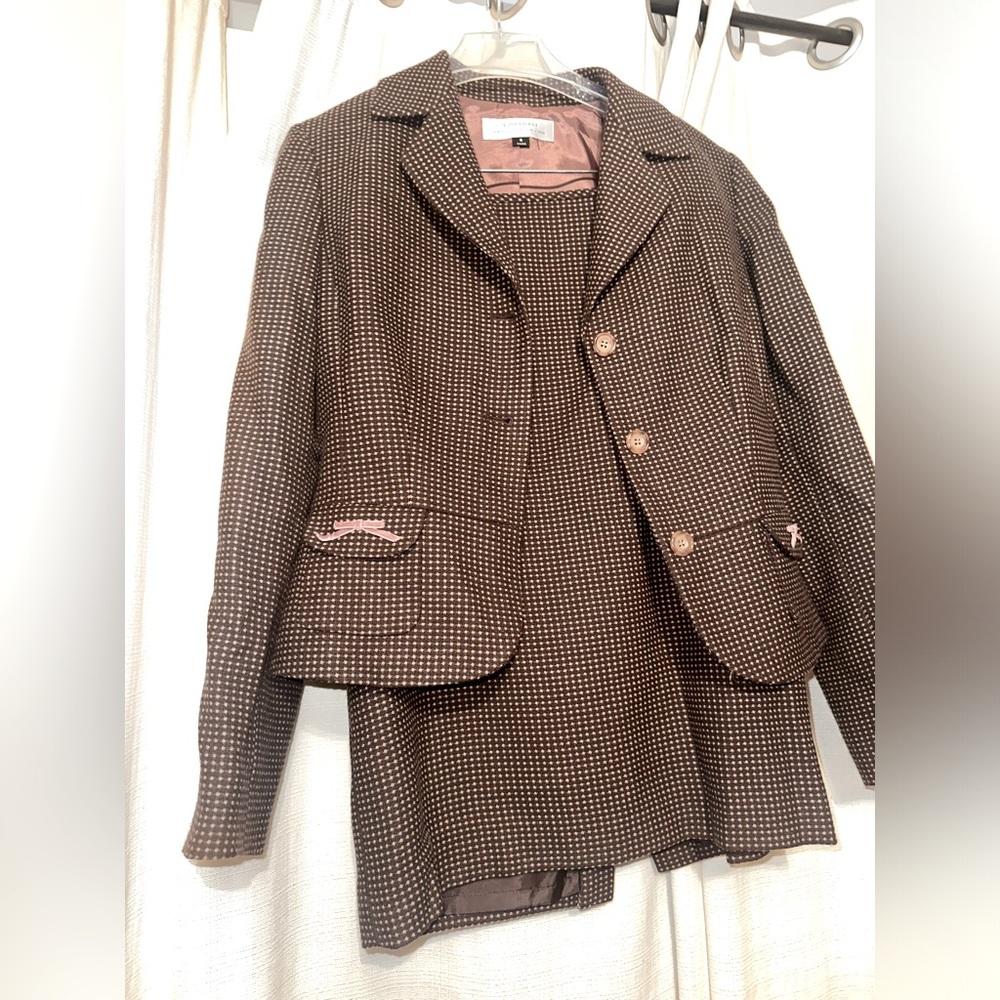 Tahari Arthur s Levine two piece skirt suit. EUC.